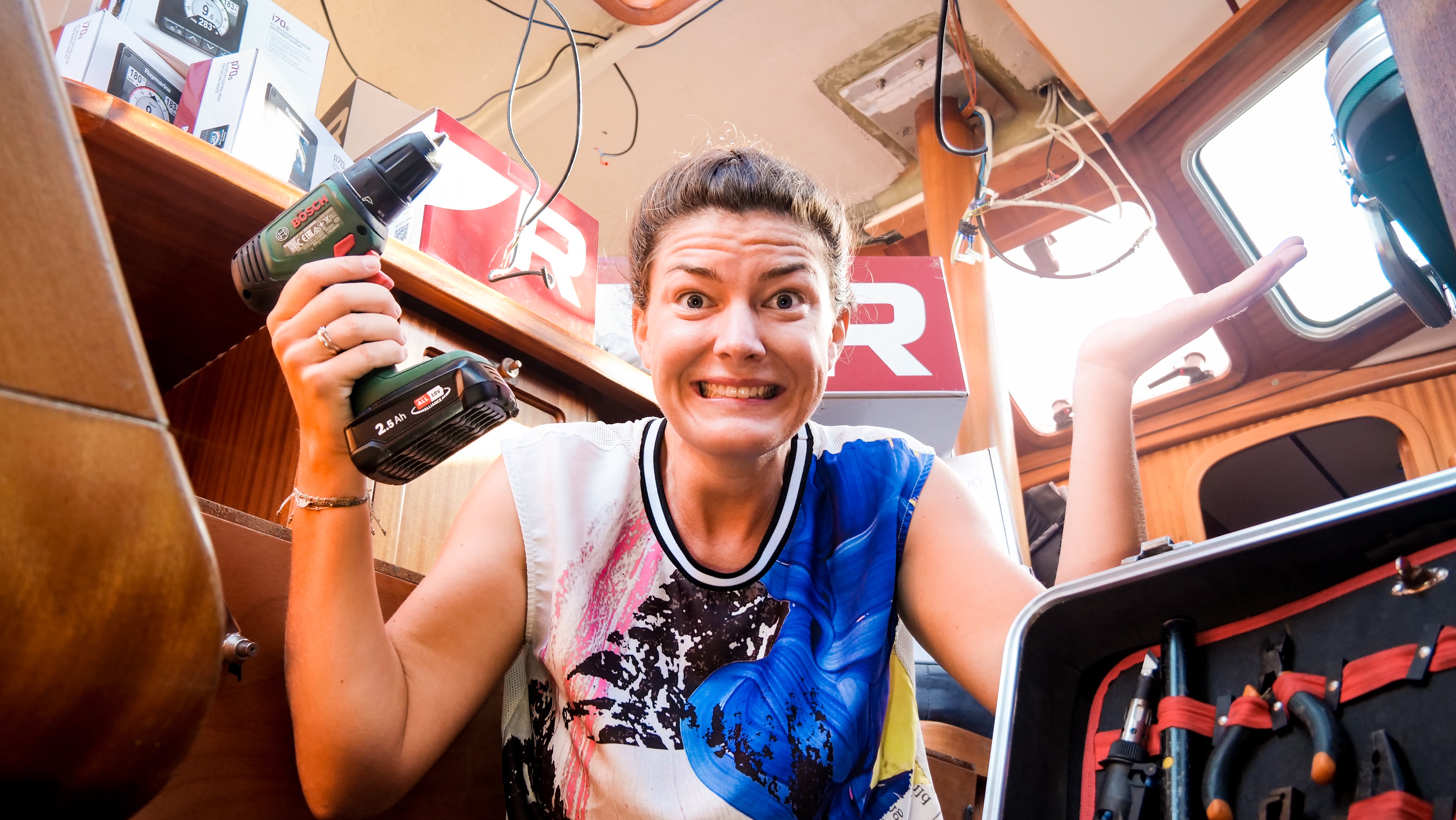 Jetzt nehmen wir das Boot auseinander. Altes raus, Neues rein. 77