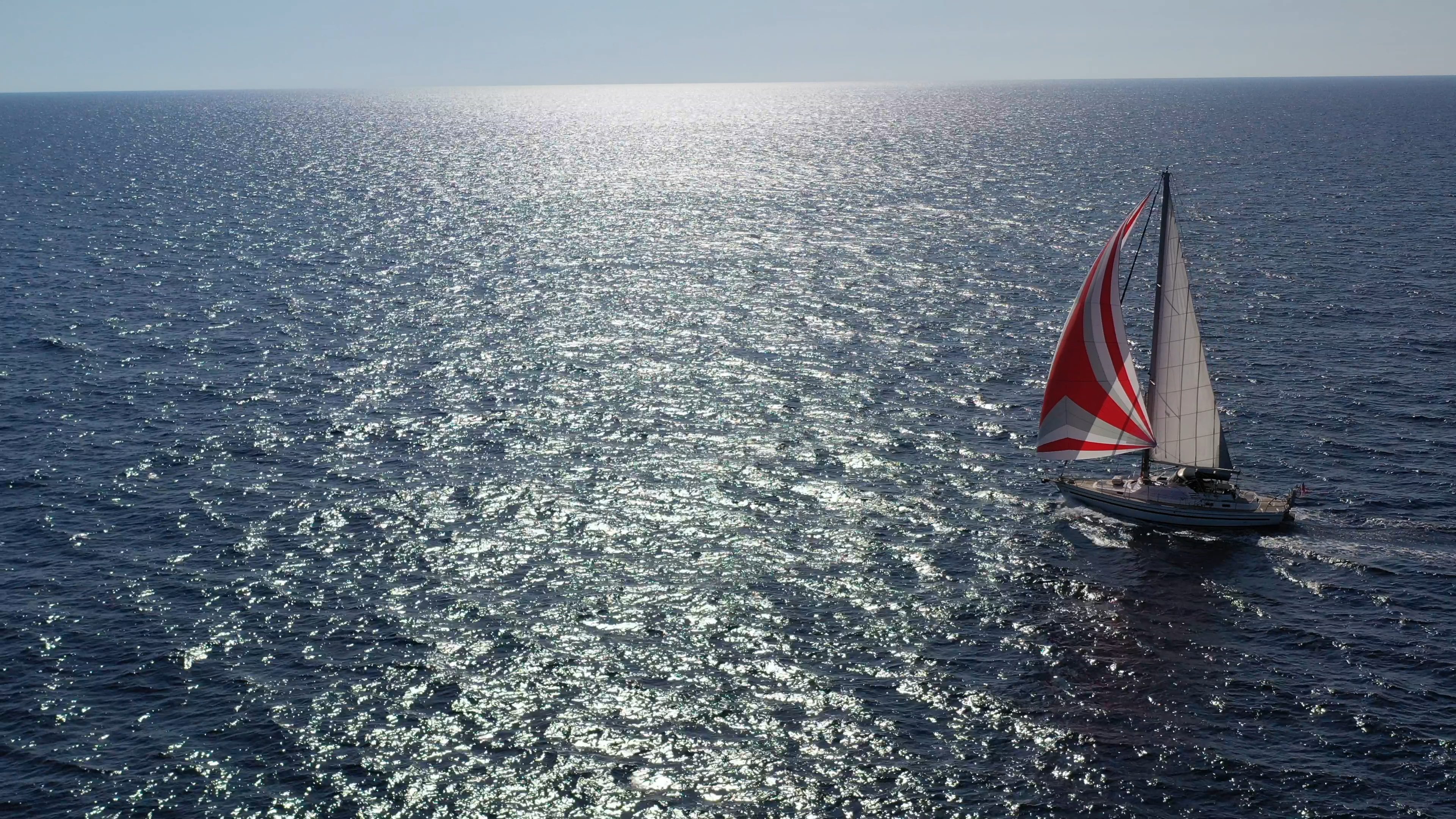 Segelboot auf dem offenen Meer