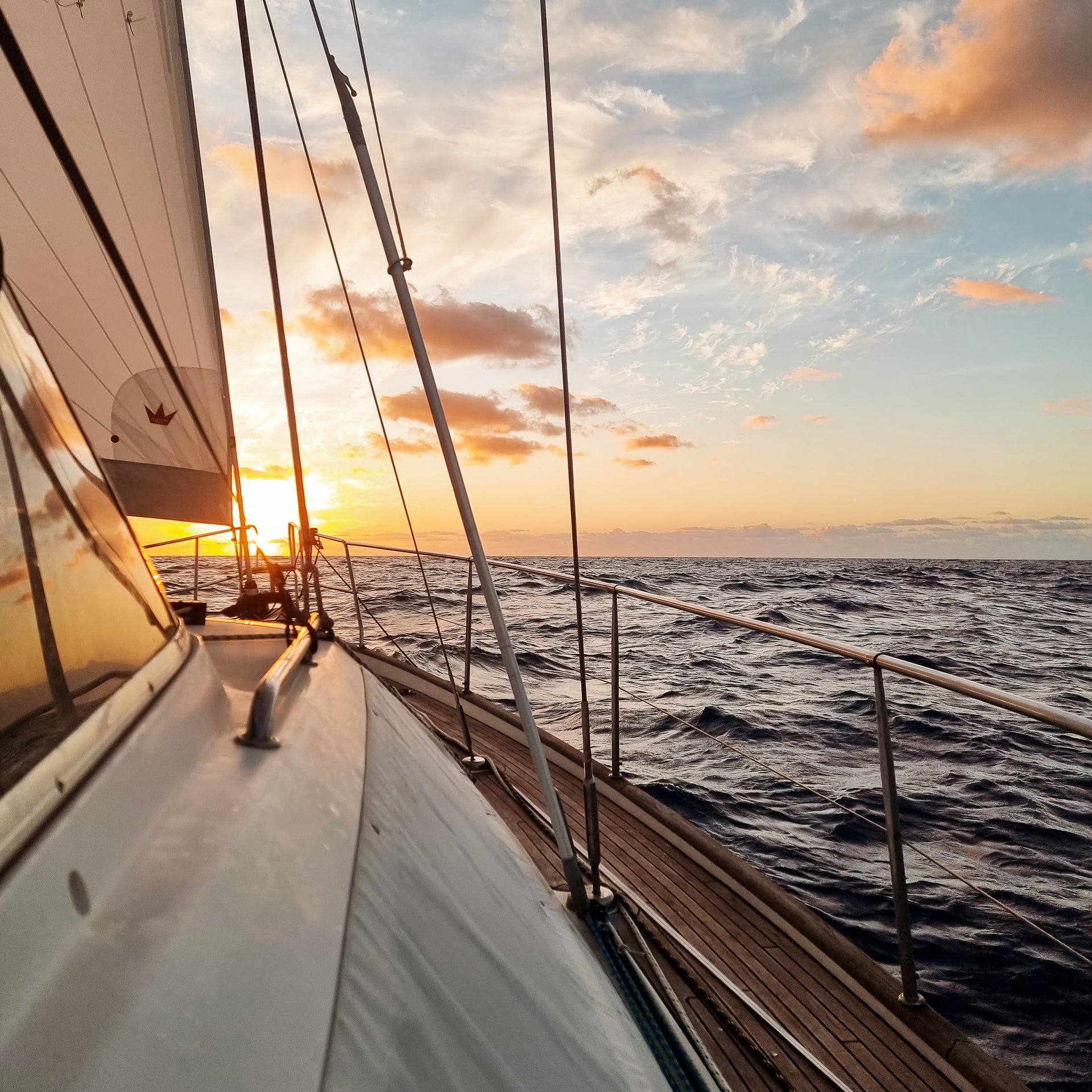Segelboot auf dem offenen Meer in den Sonnenuntergang