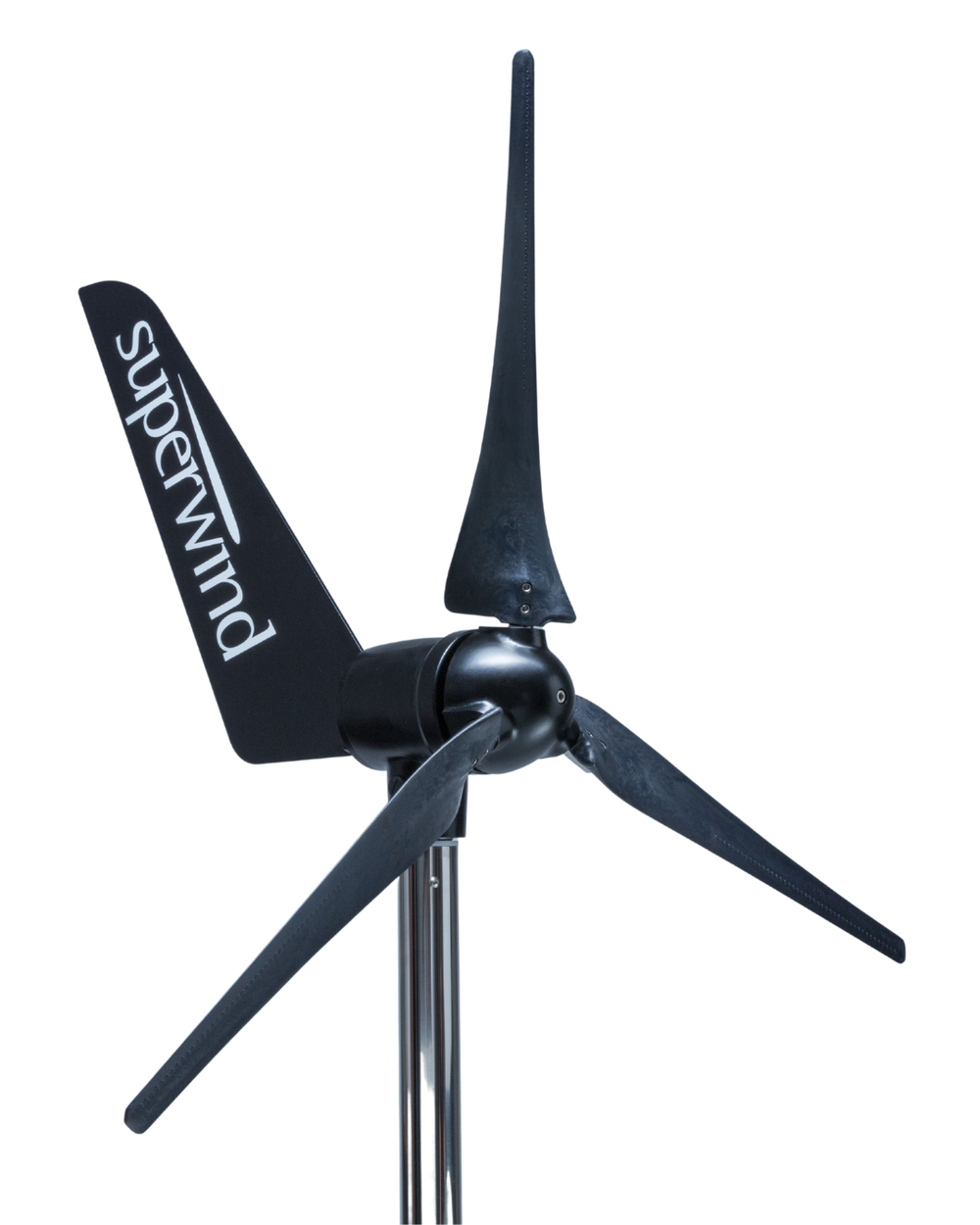 Superwind 350 II Windgenerator in schwarz mit schwarzen Rotorblättern.